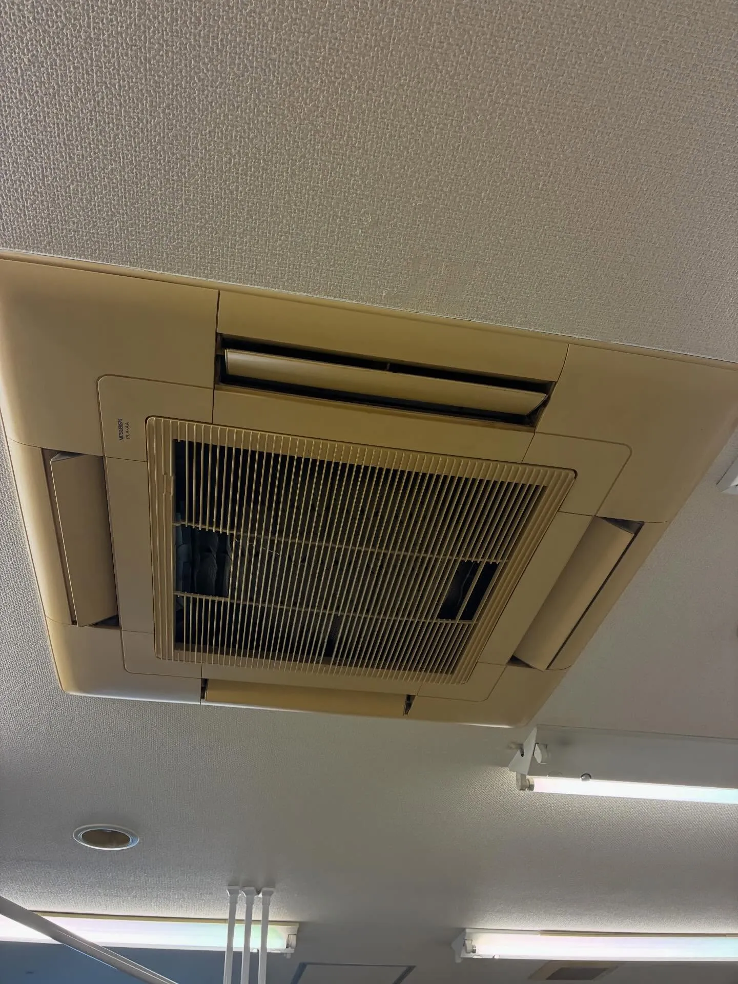 【4方向カセットエアコン入替工事👷‍♂️】