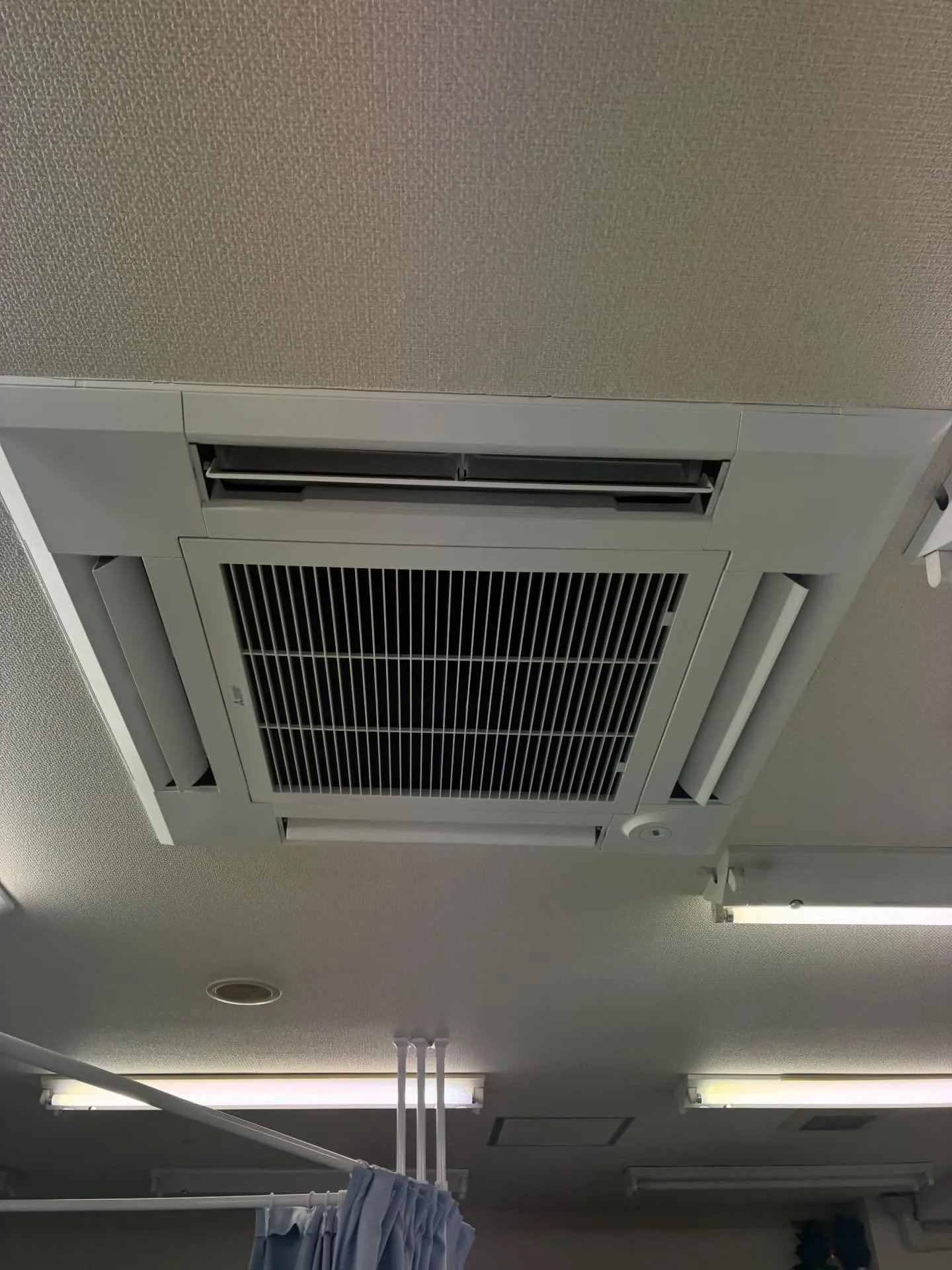【4方向カセットエアコン入替工事👷‍♂️】